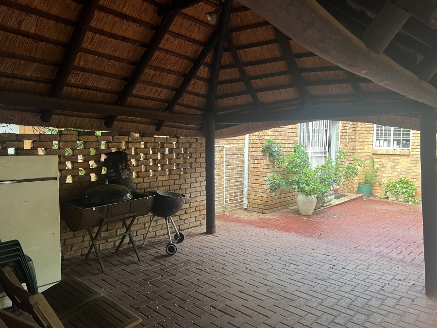 4 Bedroom Property for Sale in Geelhoutpark North West